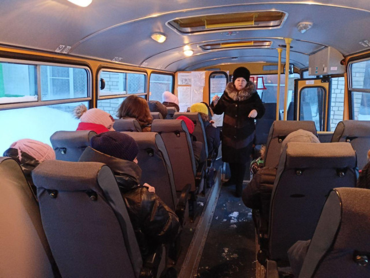 С учащимися провели инструктаж по правилам поведения в автобусе.