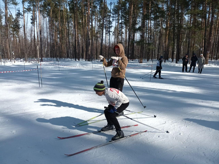 Участие команды юношей в лыжной эстафете.