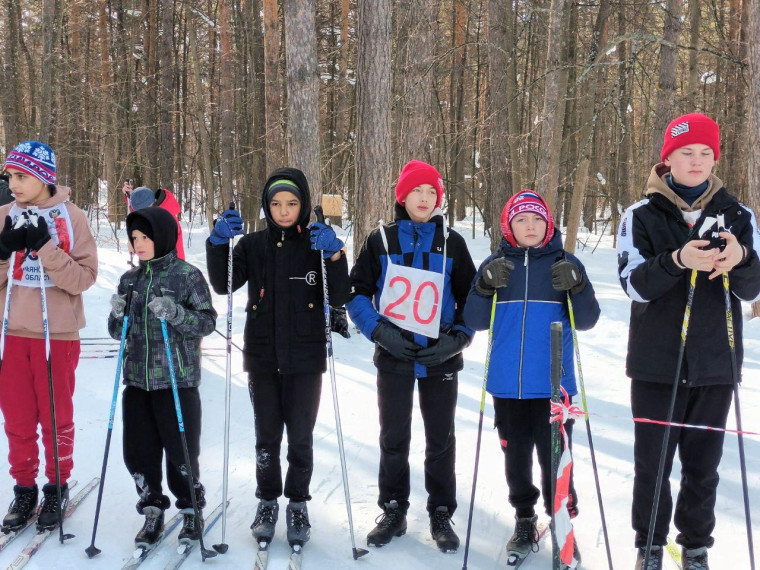 Участие команды юношей в лыжной эстафете.